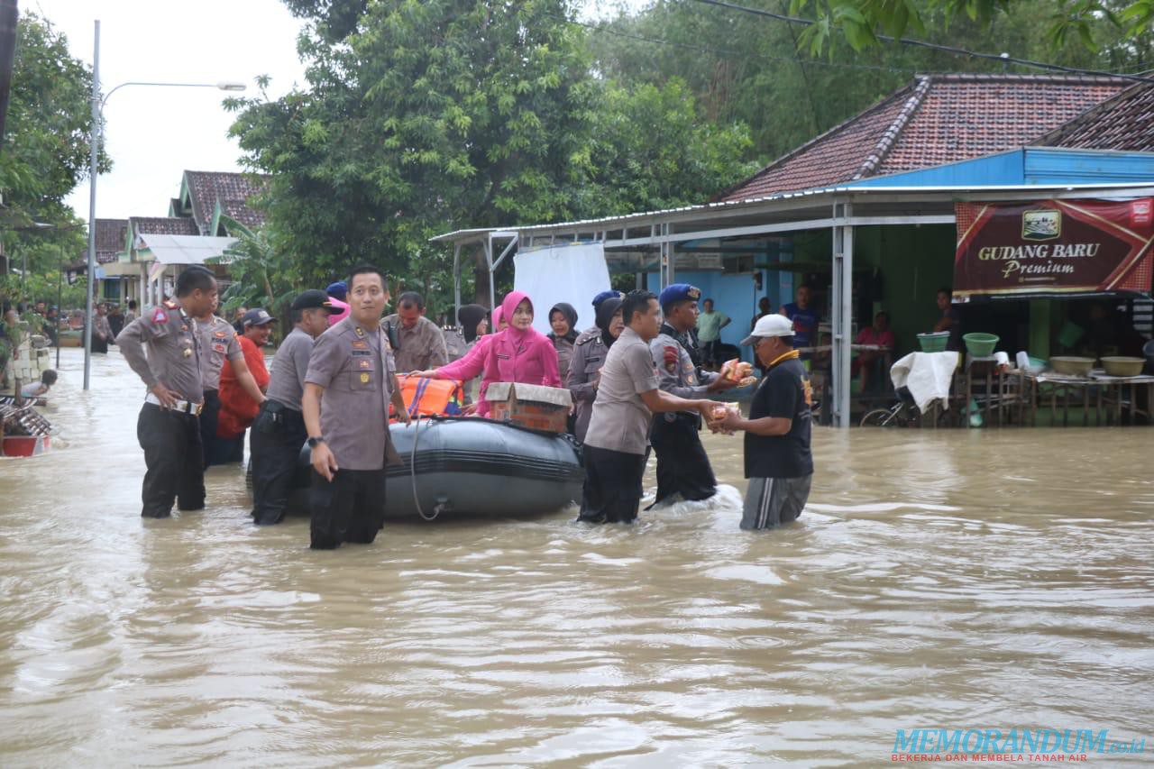 Banjir Kian Membesar, Polres Gresik Distribusi Bantuan pada Warga Terdampak