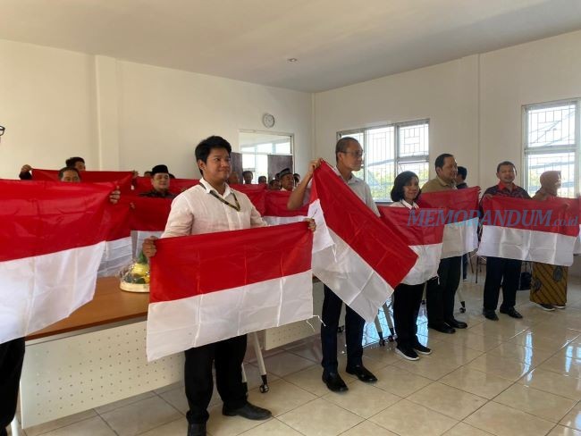 Kuatkan Nasionalisme, Pemkot Bagi-Bagi Bendera Merah Putih ke Eks Napiter