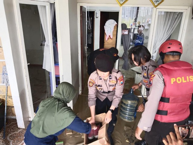Aksi Polisi Gresik Bantu Warga Bersihkan Rumah Terdampak Banjir
