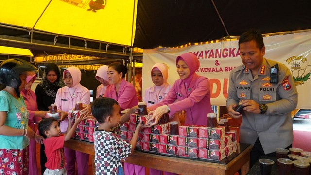 Istri Polisi Berbagi di Bulan Ramadan