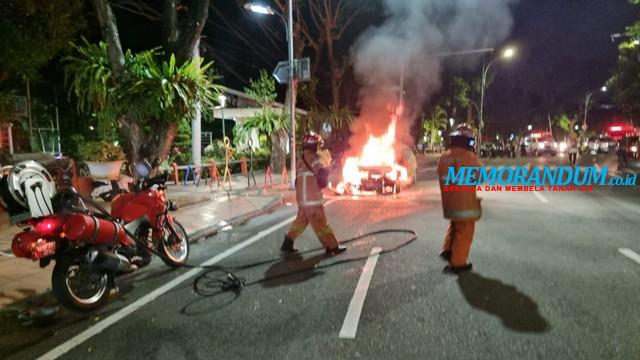 Brio Terbakar di Depan Kantor Diknas Jatim