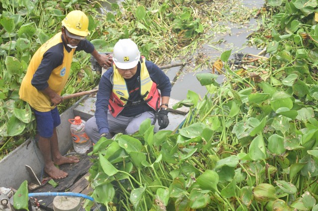 Perlancar Pembuangan Air dengan Garpu Sendok