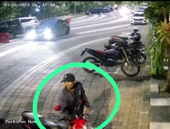Bandit Motor Terekam CCTV Gasak Motor ASN Pemkot Surabaya