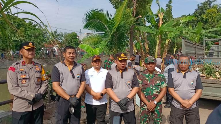 Tiga Pilar Kompak Bersih-Bersih Bantaran Kalimas di Alun-Alun Contong