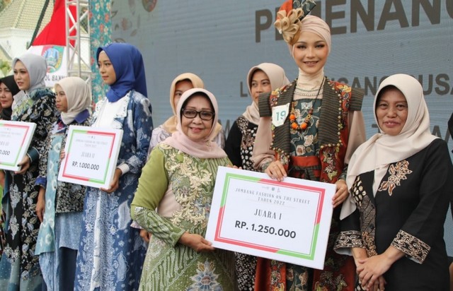 Bupati Mundjidah : Batik Jombangan Bisa Bersaing di Pasar