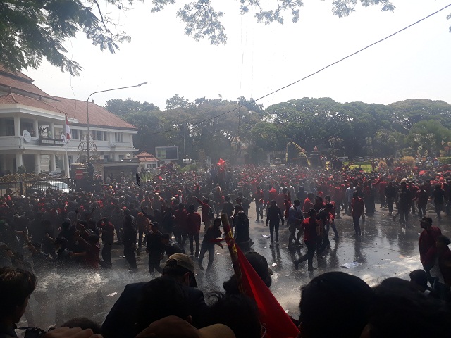 Demo di DPRD Kota Malang Ricuh