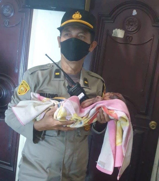 Geger Penemuan Bayi di Atap Rumah Dharmahusada Indah Timur