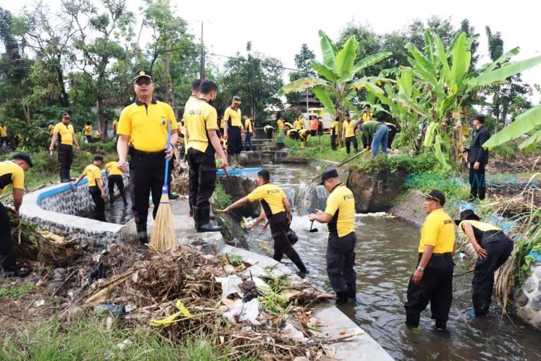 Polres Malang dan Polsek Jajaran Bhakti Negeri Bersih-Bersih Sungai
