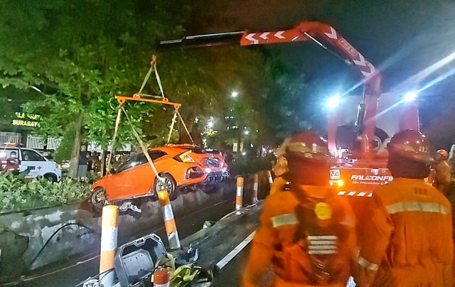 Honda Civic Turbo Tercebur ke Sungai Usai Senggolan dengan Ertiga