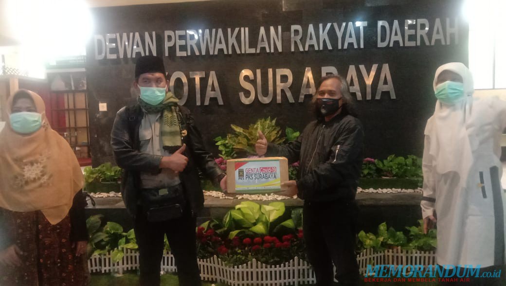 Video : FPKS DPRD Surabaya Berikan Masker dan Hand Sanitizer ke Wartawan