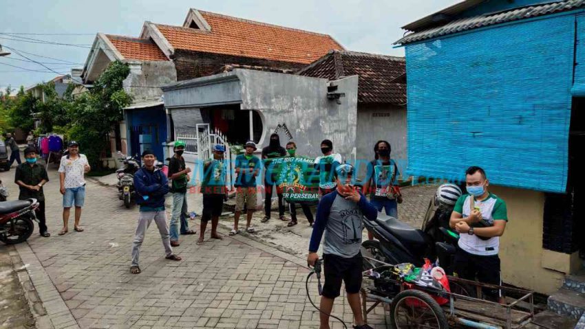 Video : Paguyuban Suporter Persebaya Semprot Disinfektan Kawasan Sememi Jaya