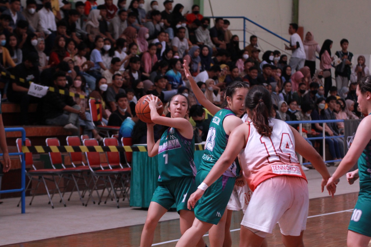 Tim Basket Putri Surabaya Rebut Emas