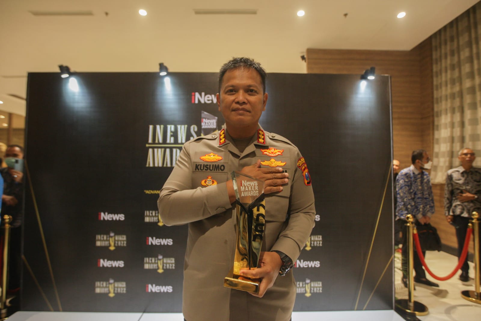 Kado Hari Bhayangkara ke-76, Kapolresta Sidoarjo Raih iNews Maker Award 2022