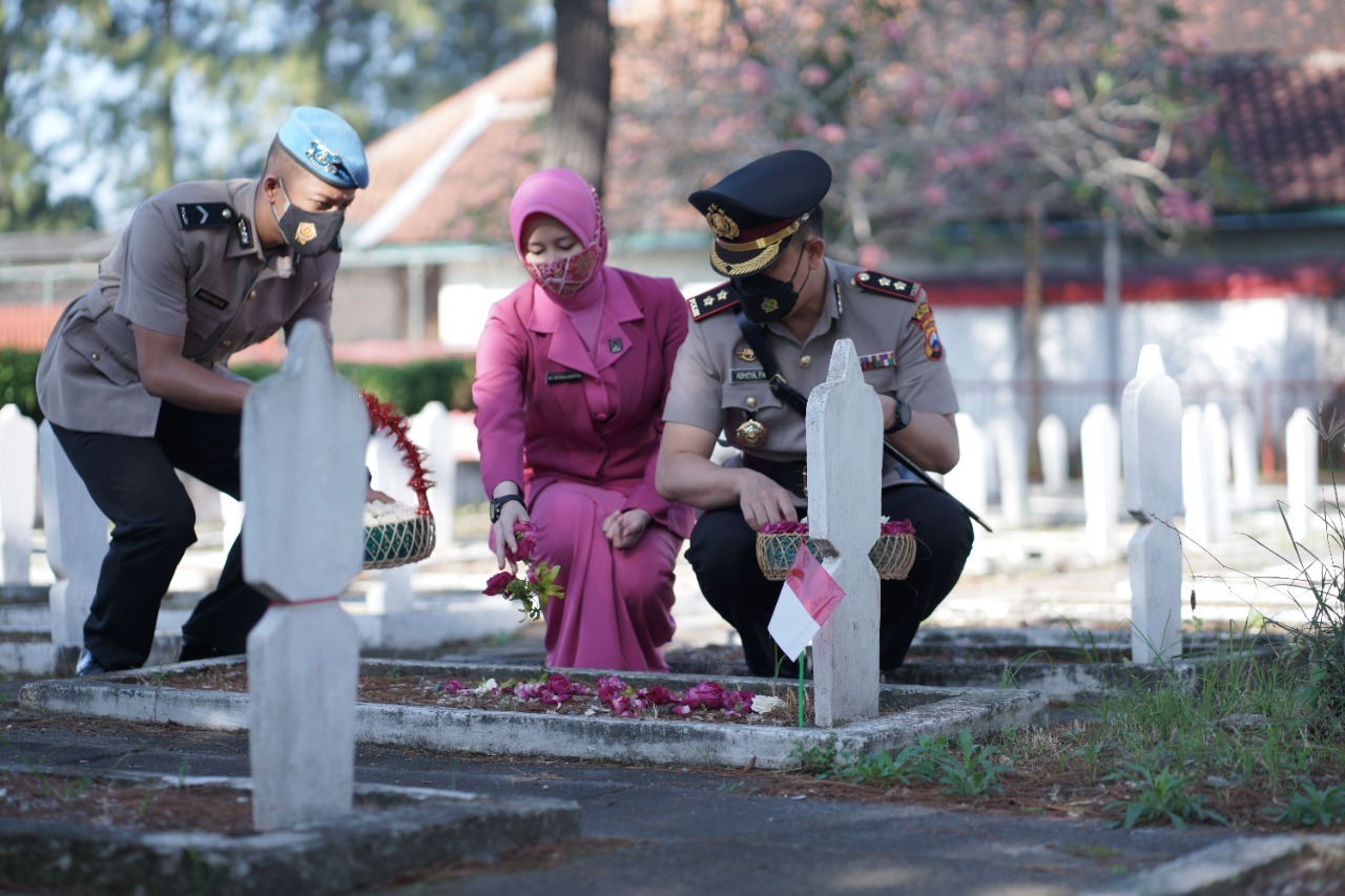 Hari Bhayangkara ke-76, Kapolres Blitar Pimpin Upacara TMP