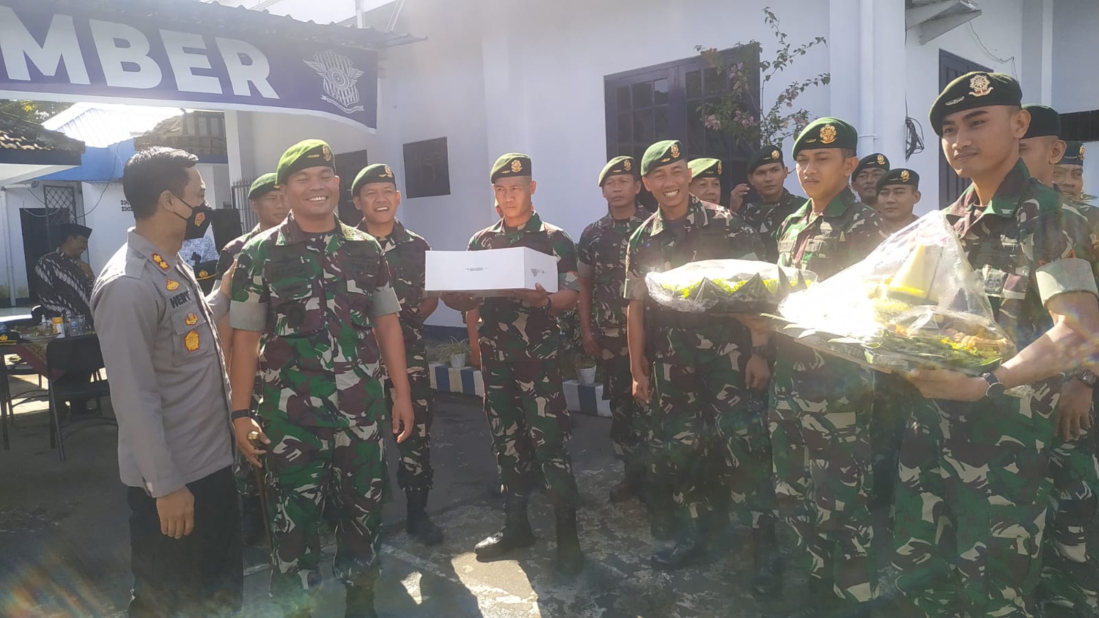 Bawa Tumpeng dan Kue Ultah, TNI AD Jember Geruduk Kantor Satlantas
