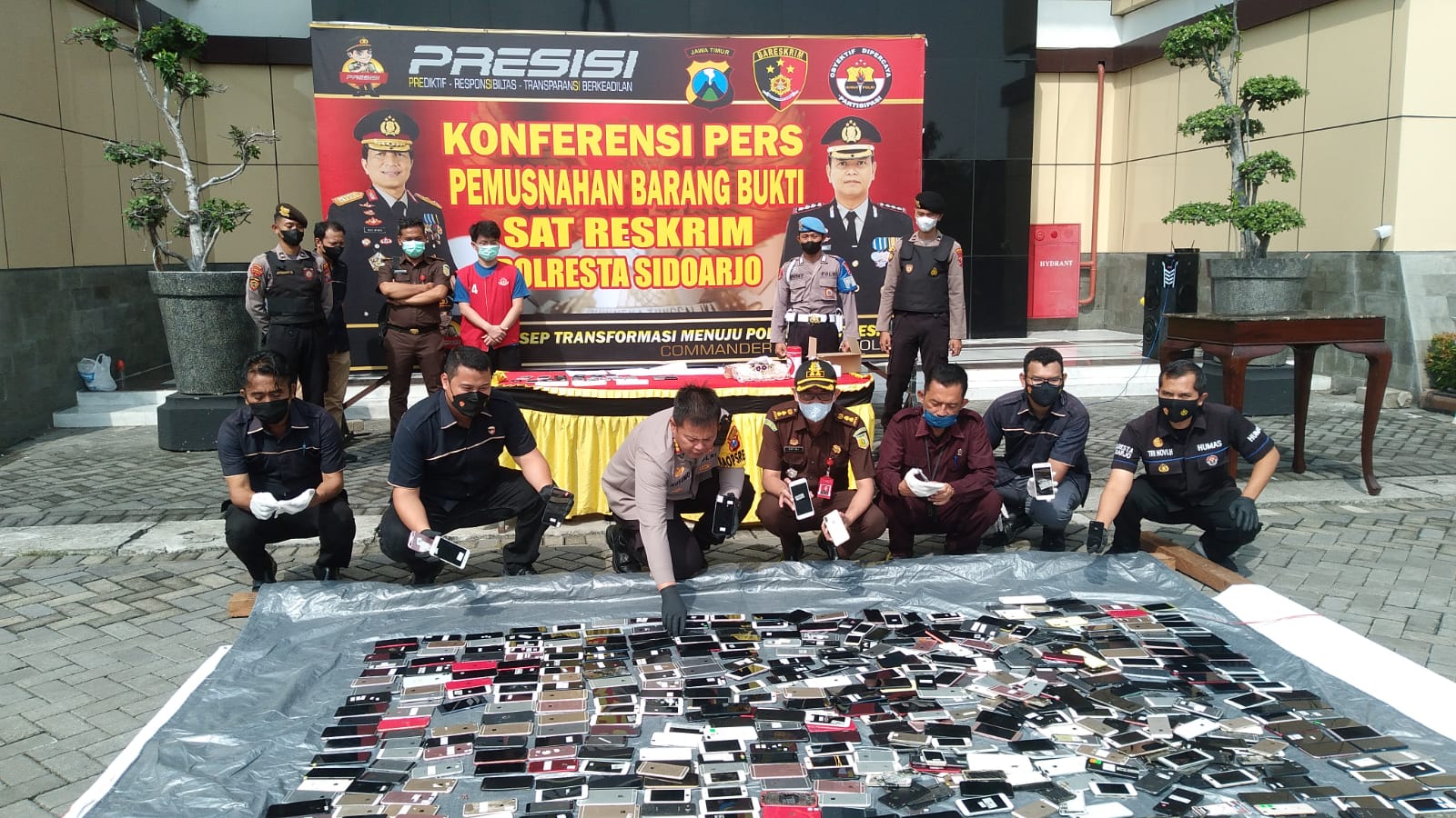 Polresta Sidoarjo Musnahkan Ratusan HP