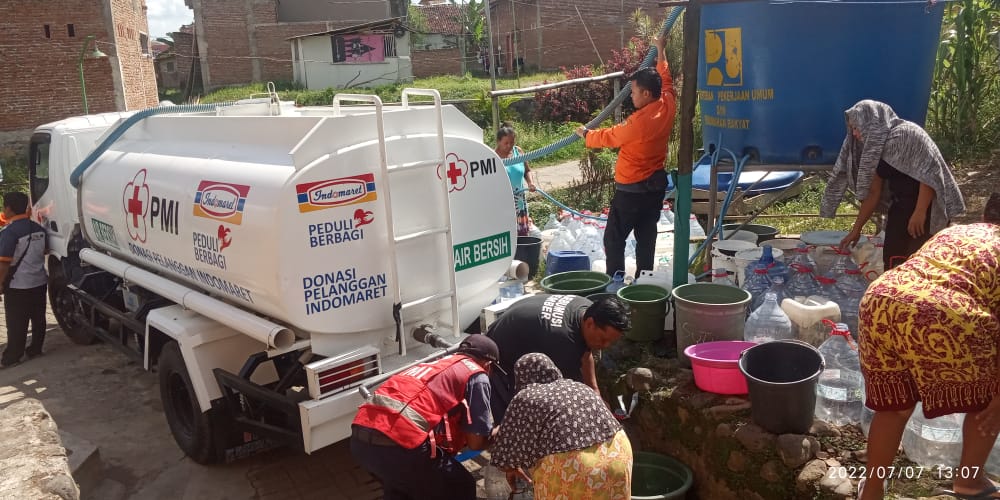 PMI Jember Distribusikan Air Bersih untuk Warga Patrang