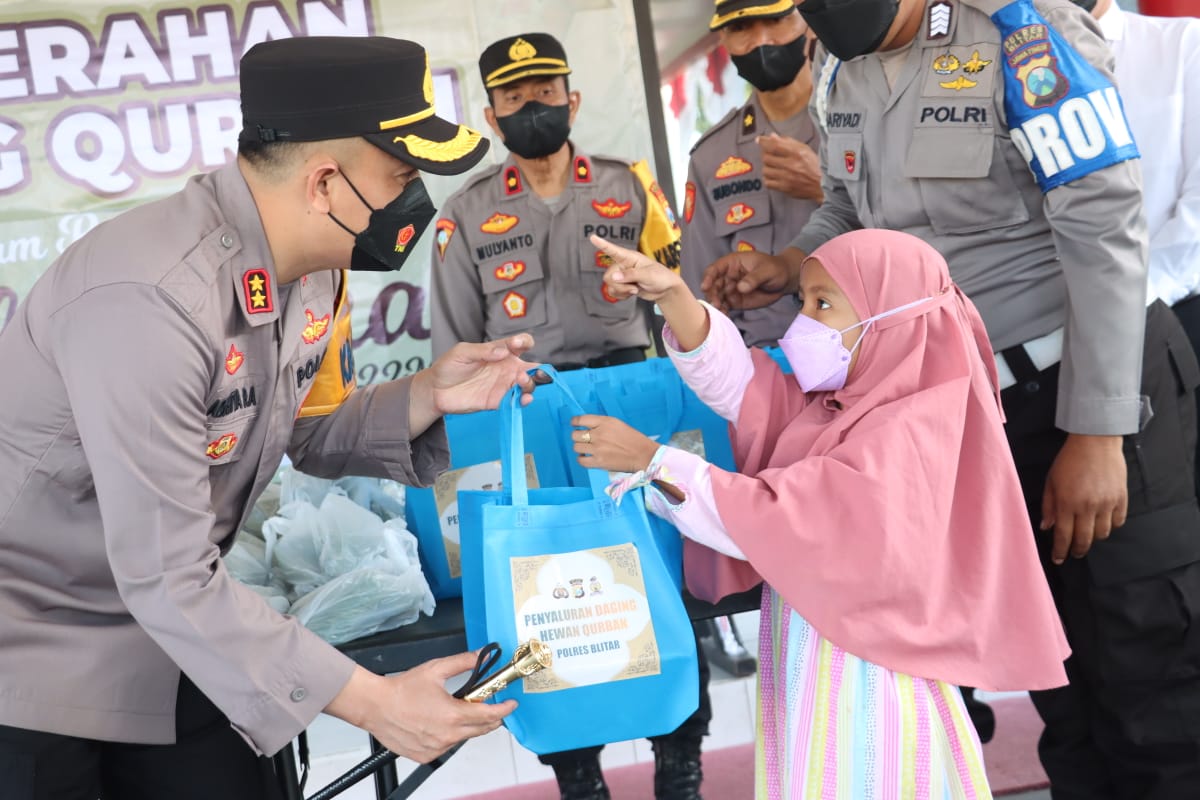 Kapolres Blitar Bagikan Daging Kurban kepada Warga