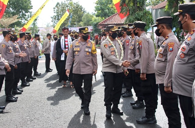 Ritual Pedang Pora dan Tari Khas Madura Sambut Kapolres Bangkalan AKBP Wiwit Ari Wibisono