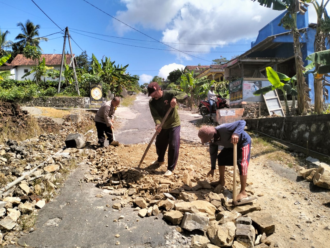 Peduli, Aipda Subari Gotong Royong Bersama Warga Perbaiki Jalan