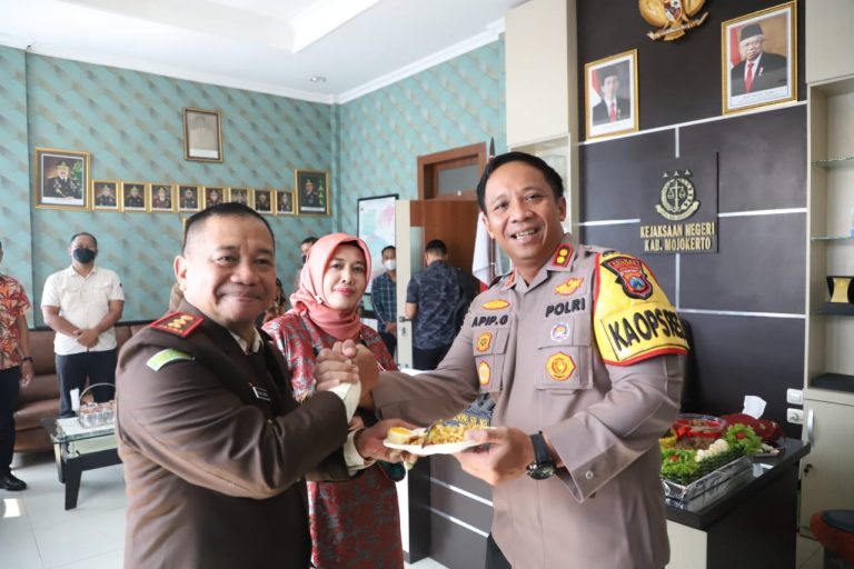 Datangi Kantor Kejaksaan, Kapolres Mojokerto Ucapkan Selamat HBA ke-62