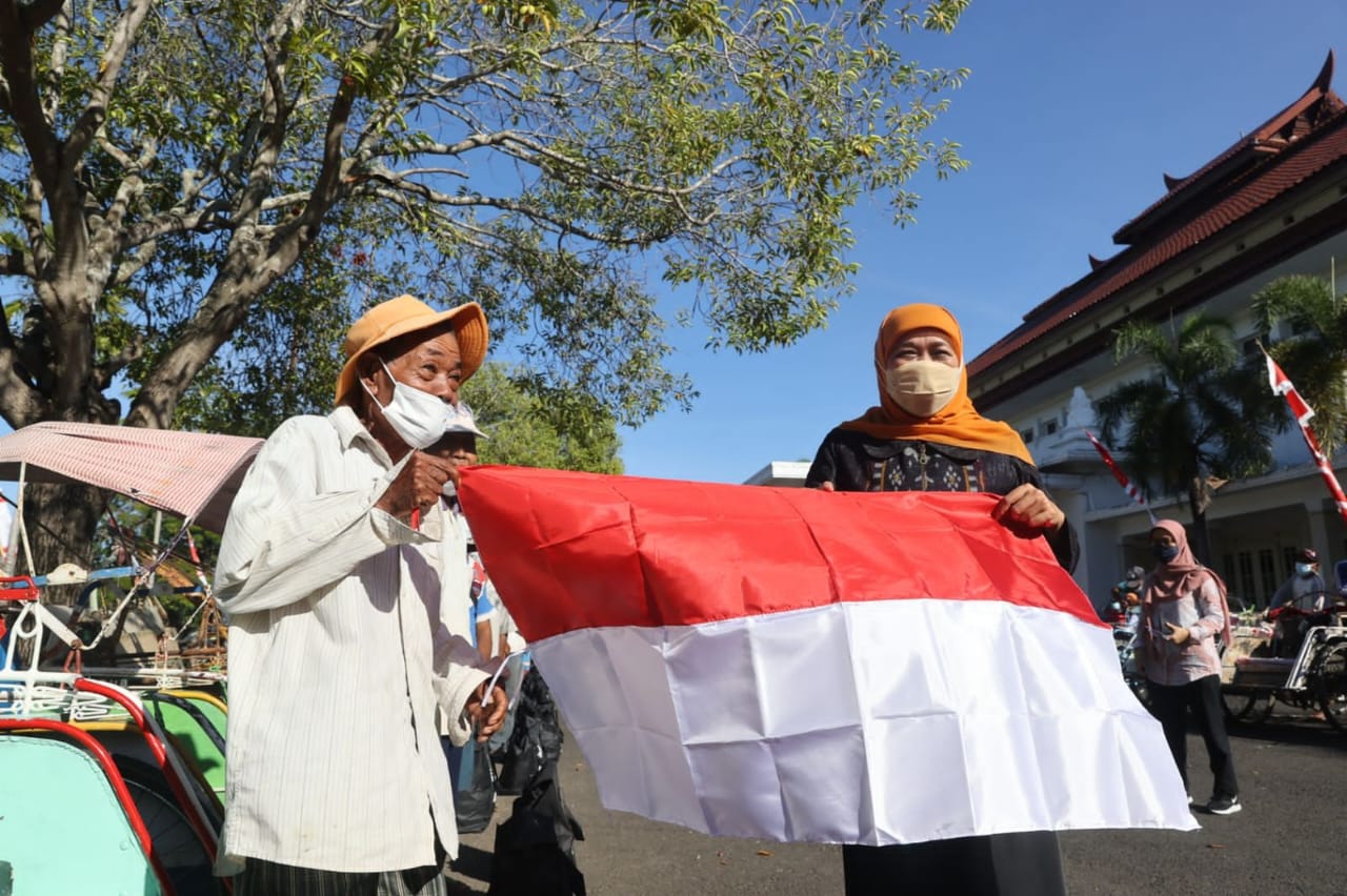 Gubernur Khofifah Berbagi Bendera Merah Putih dan Sembako