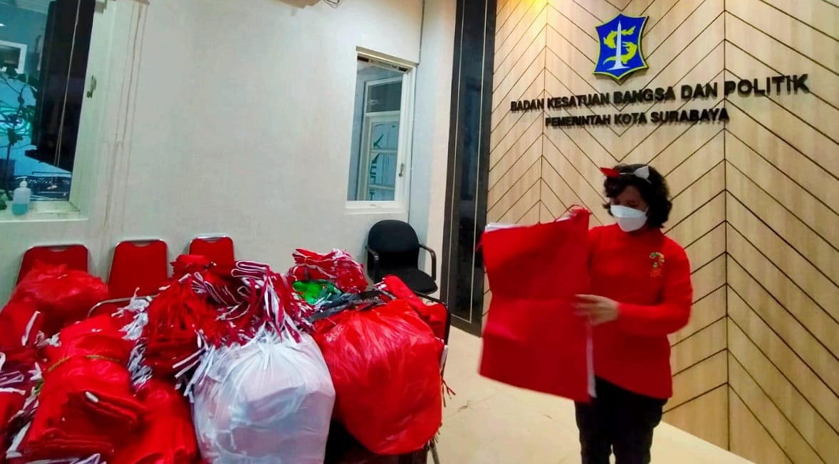 HUT ke-77 RI, Pemkot Surabaya Bagikan 13.884 Bendera Merah Putih