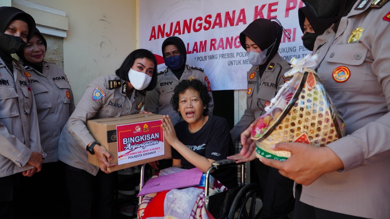 Polwan Sidoarjo Anjangsana ke Purnawirawan dan Anggota yang Sakit