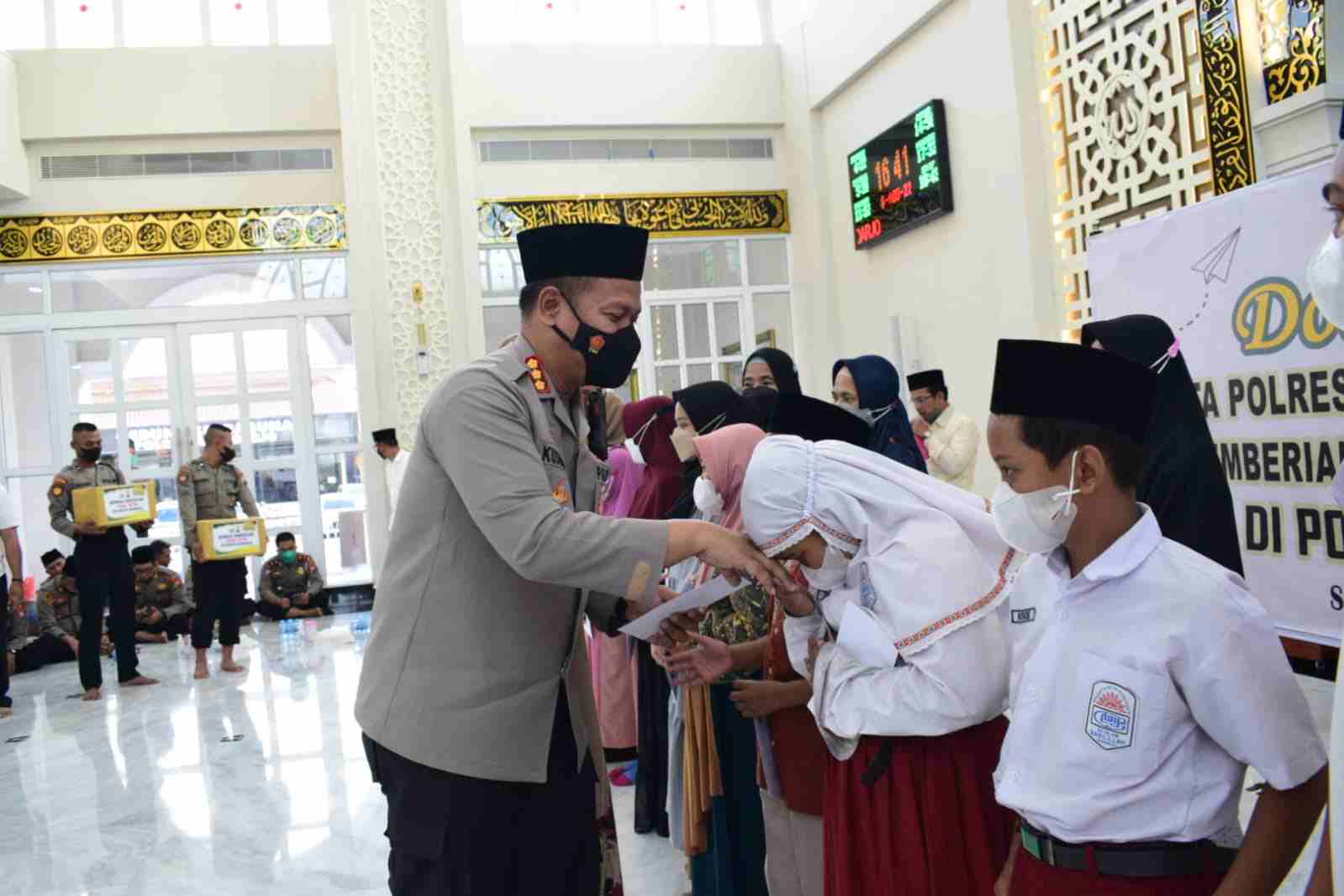 Polresta Sidoarjo Gelar Doa Bersama dan Santuni Anak Yatim di Hari Asyura