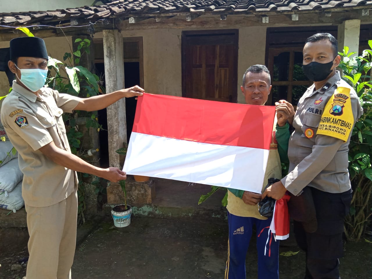 Polsek Binangun Bagi-Bagi Bendera Merah Putih