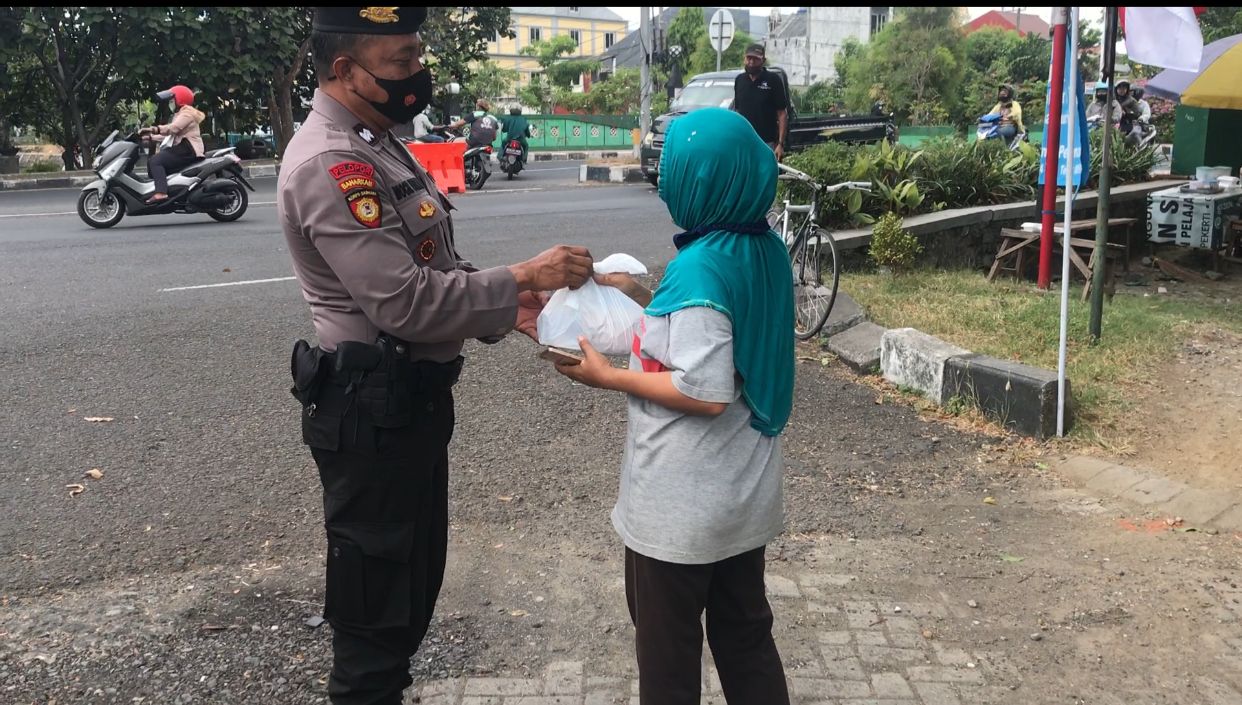 Polisi Sidoarjo Patroli Sambil Berbagi