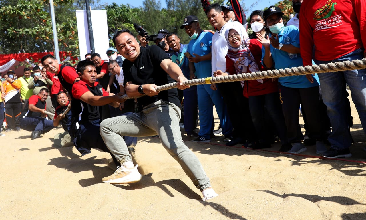 Semarakkan HUT ke-77 RI, Wali Kota Lomba Tarik Tambang di Pantai Kenjeran