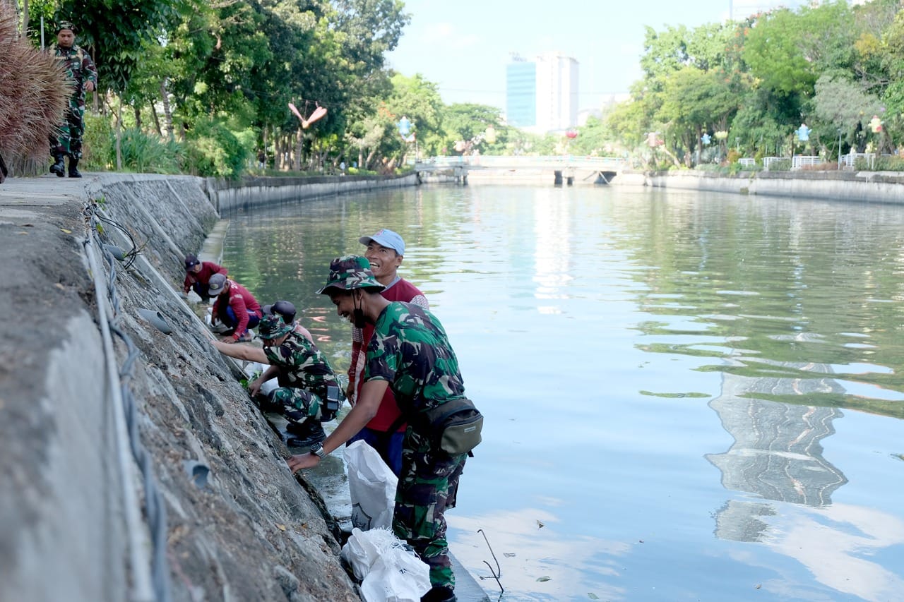 Pemkot Surabaya Bersama TNI AL Kerja Bakti di Sungai Kalimas, Hasilkan 63 Ton Sampah