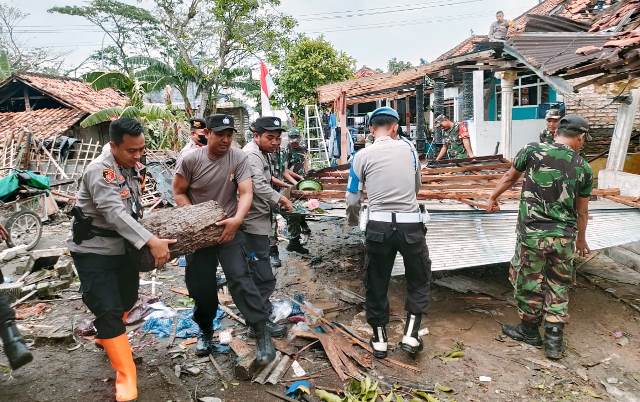 Puting Beliung Terjang Bangkalan, AKBP Wiwit Pimpin 2 Peleton Polres-TNI Bersihkan Lokasi Musibah