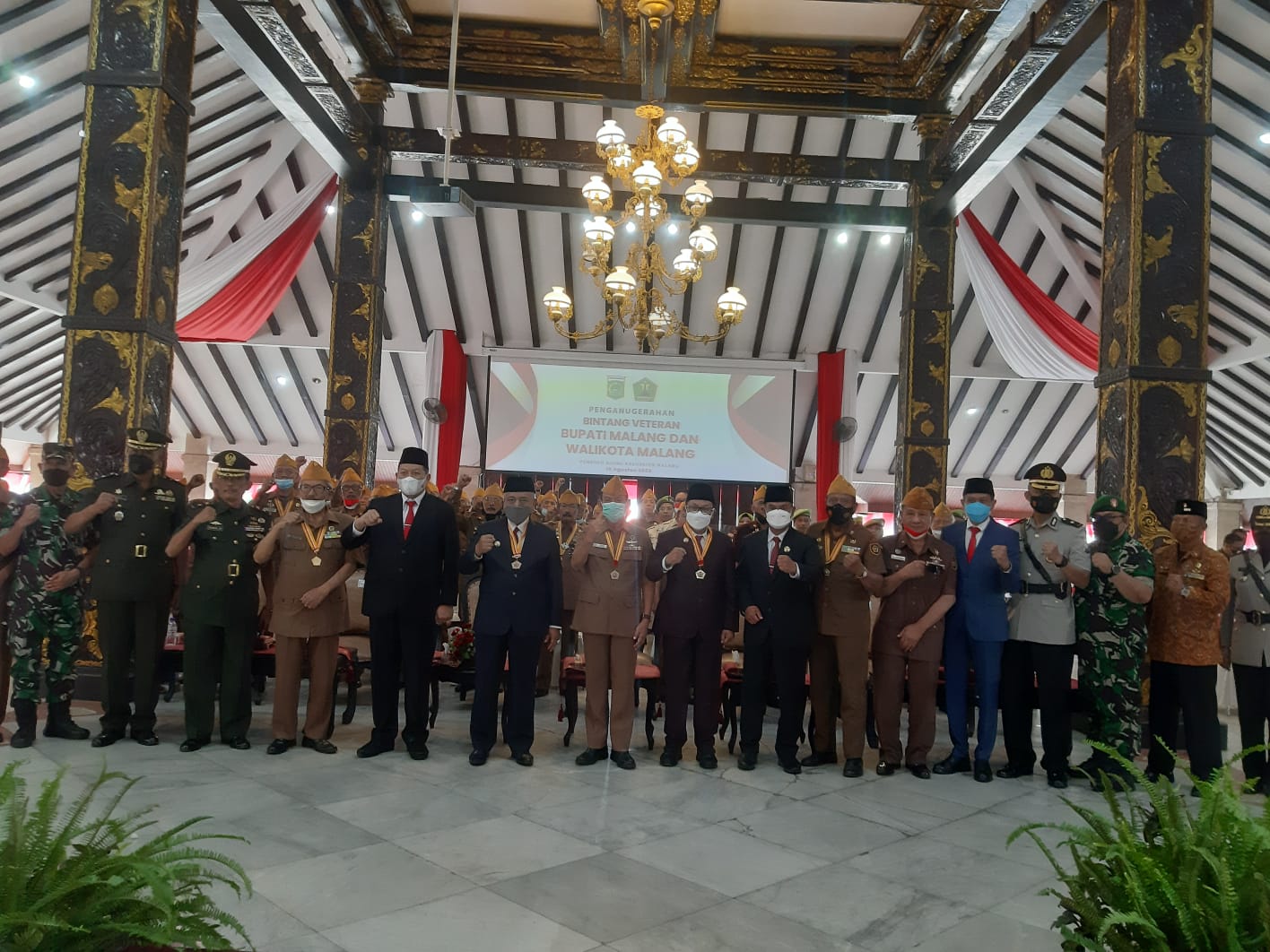 LVRI Anugerahkan Bintang Veteran pada Bupati dan Wali Kota Malang