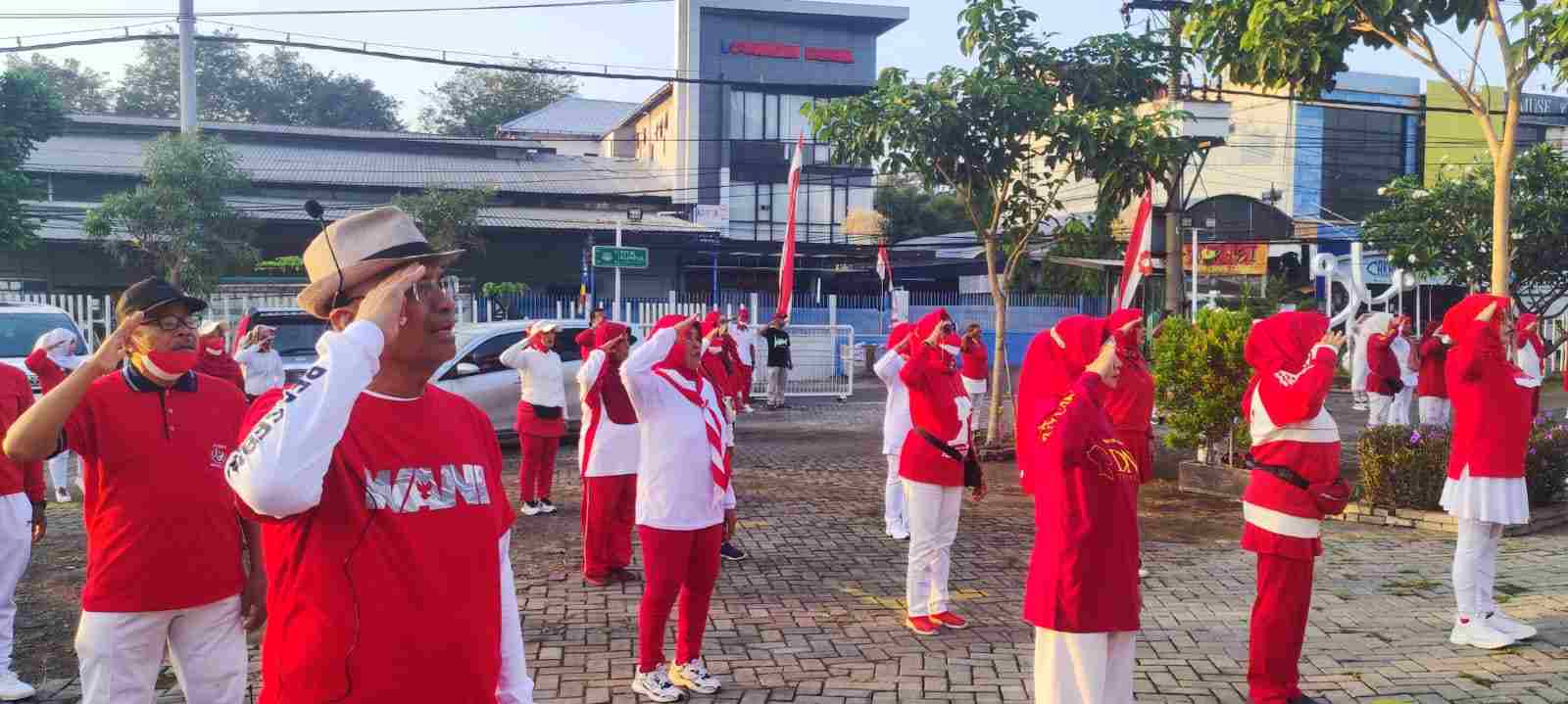 Sambut HUT ke-77 RI, Peserta Senam Dahlan Iskan Style Beri Penghormatan Bendera