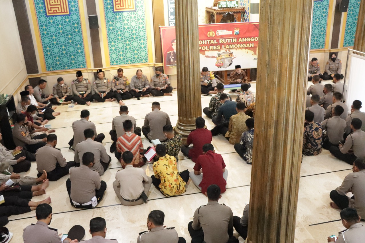 Polres Lamongan Dongkrak Keimanan dan Ketaqwaan Anggota via Binrohtal