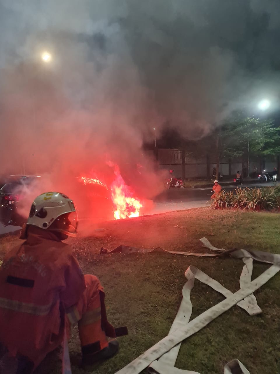 Mobilio Terbakar di Depan Landmark