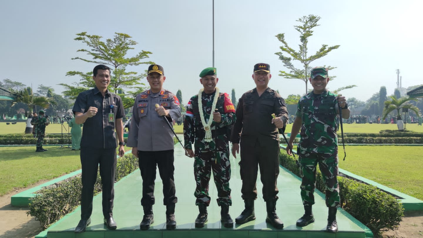 Kapolres Blitar Bersama Forkopimda Hadiri Pemberangkatan Satgas Pamtas RI-PNG Yonif 511