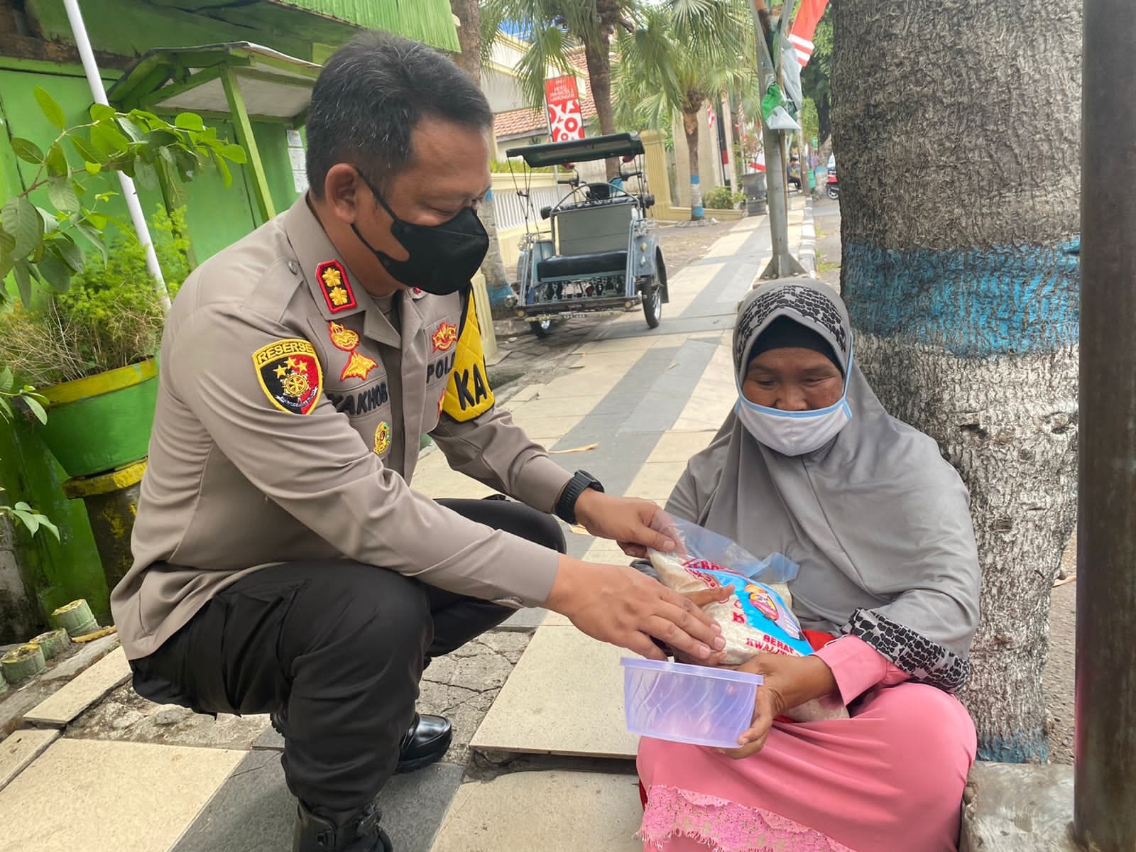 Geber Program Polisi Peduli, Kapolres Lamongan Bagikan Beras ke Disabilitas