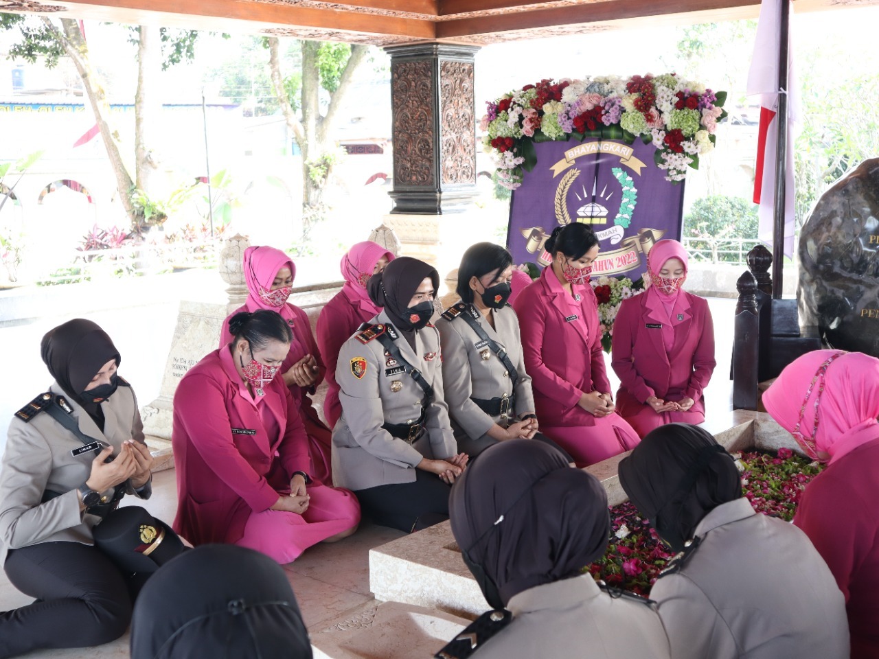 Polwan Polres Blitar dan Bhayangkari Ziarah ke Makam Bung Karno