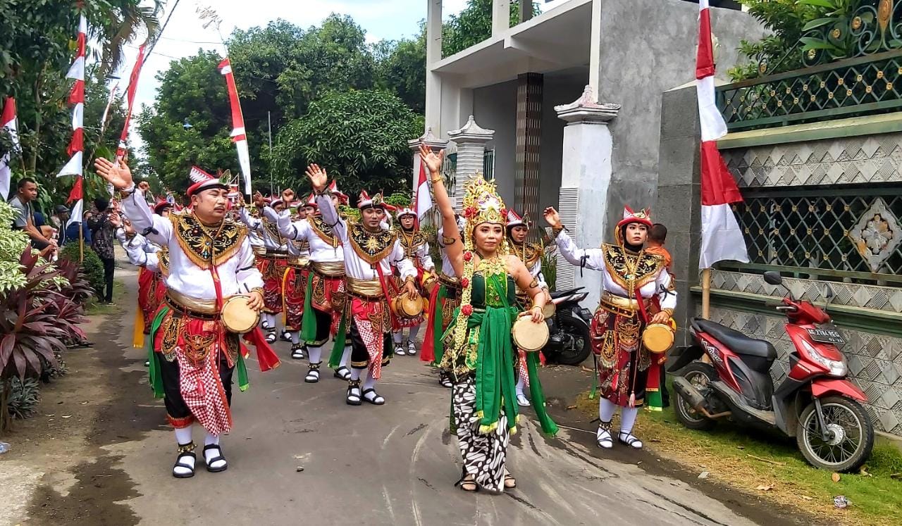 Pawai Budaya Desa Boro, Kades Bergoyang Masyarakatnya Senang