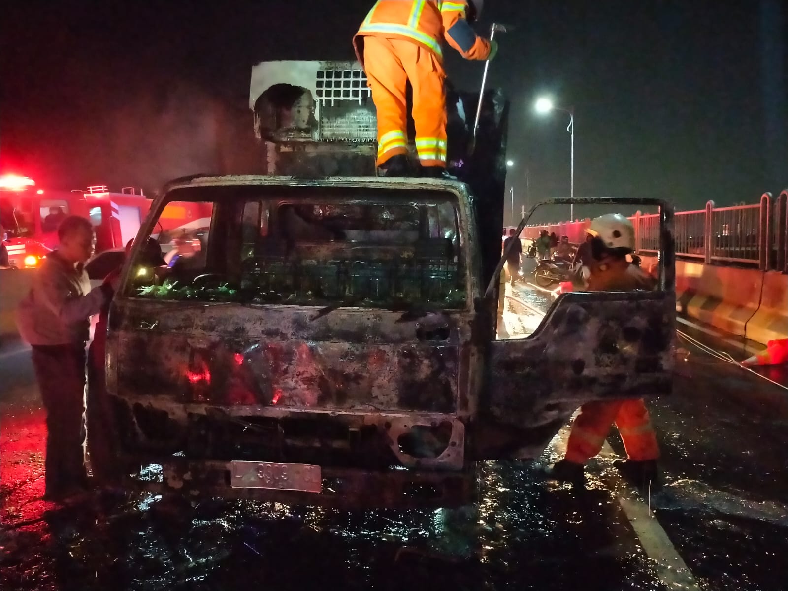 Mobil Box Hangus Terbakar di Jembatan Suramadu