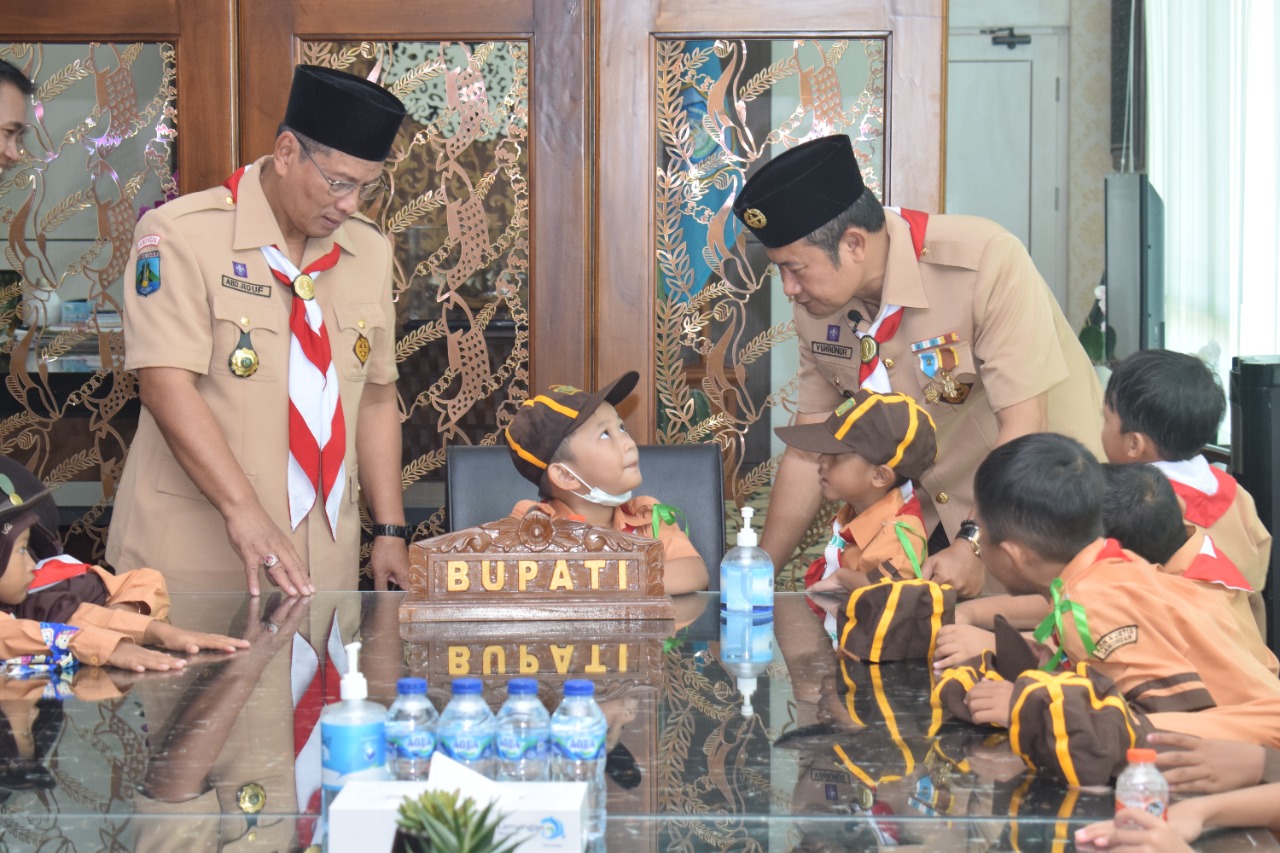 Perankan Figur Bupati, Pra-Siaga Lamongan Turing Gedung Pemkab