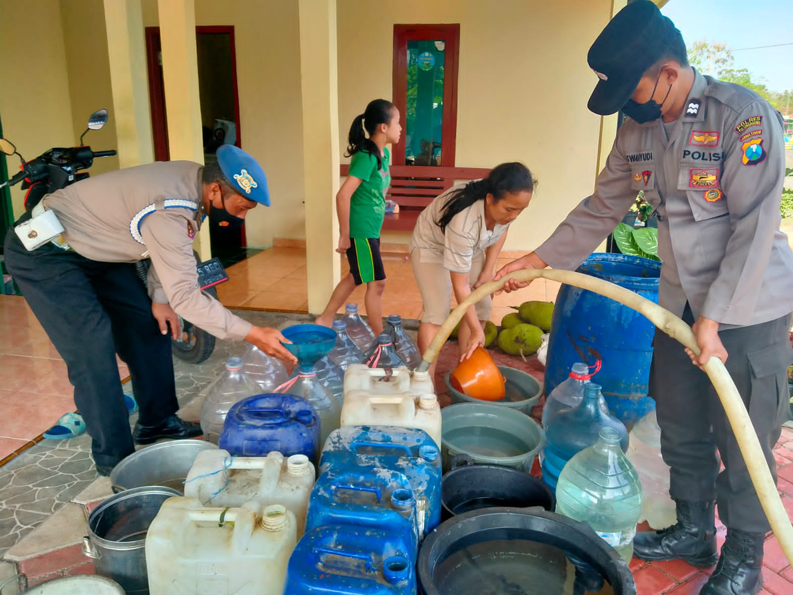 Polsek Tanggunggunung Distribusikan 10 Ribu Liter Air Bersih