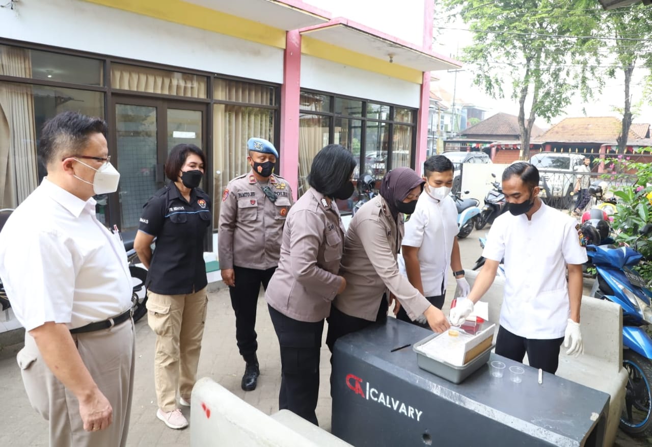 Peringati HUT ke-74, Polwan Polres Mojokerto Jalani Tes Urine