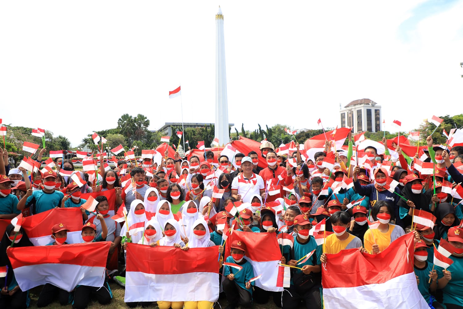 Sukseskan Pembagian 10 Juta Bendera Merah Putih, Pemkot Surabaya Diganjar Penghargaan dari Kemendagri