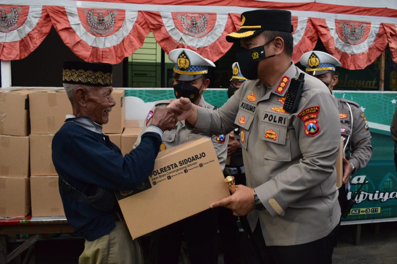 Kapolresta Sidoarjo Bagikan 300 Paket Sembako