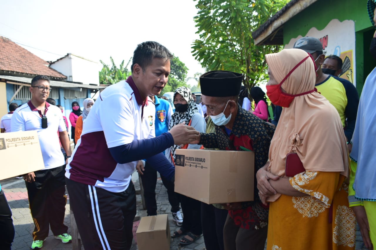 Jalan Kaki Susur Kampung, Kapolresta Sidoarjo Bagikan Paket Sembako