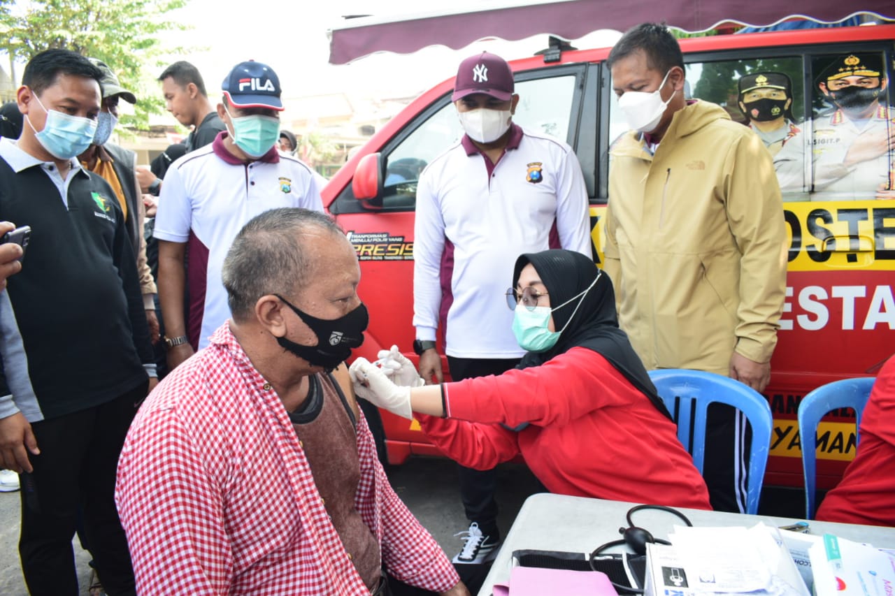 Polresta Sidoarjo Boyong Layanan Publik Keliling di Pasar Prambon